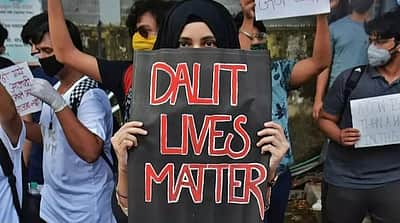 கோவில் விழாவில் டிரம்ஸ் வாசிக்க மறுப்பு: தலித்துகளை ஊரைவிட்டு ஒதுக்கிவைத்த கிராமம்!